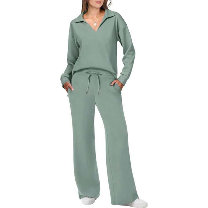 Haut col V de l'ensemble décontracté femme, alliant confort moderne et style chic pour le prêt-à-porter.
