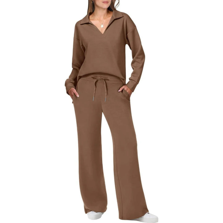 Ensemble deux-pièces femme moderne et chic avec col V et pantalon, idéal pour un look prêt-à-porter.
