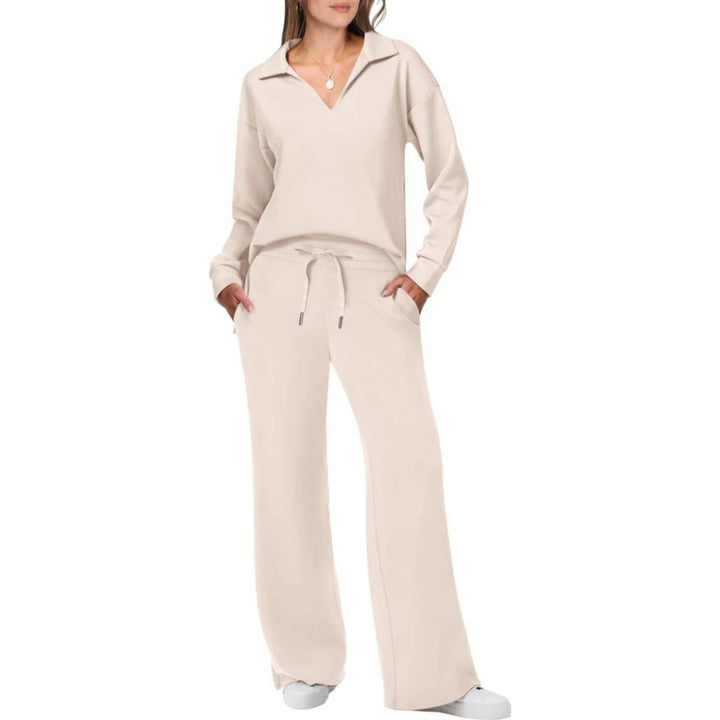 Silhouette élégante en ensemble femme décontracté col V et pantalon, alliant confort et style chic moderne.