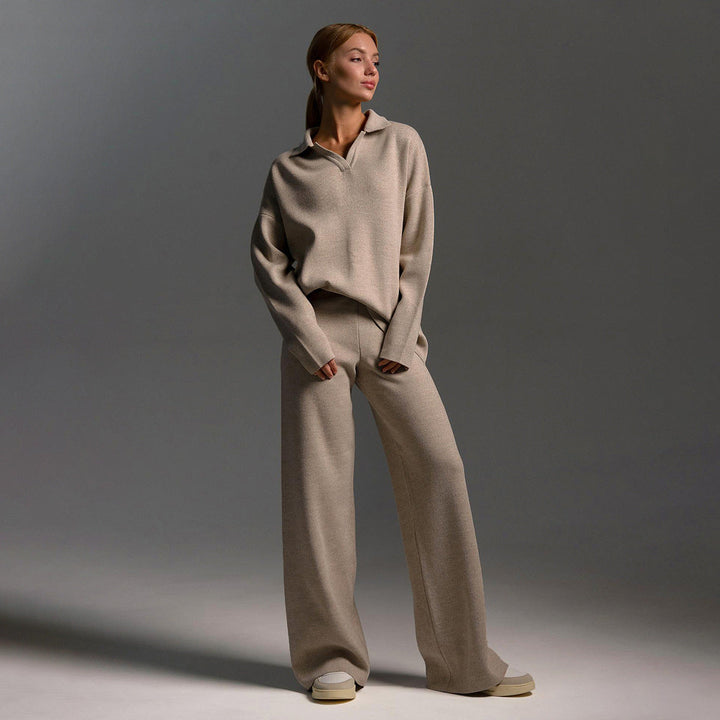 Ensemble décontracté femme, pantalon large et pull polo tricoté beige, élégant et confortable pour la maison.