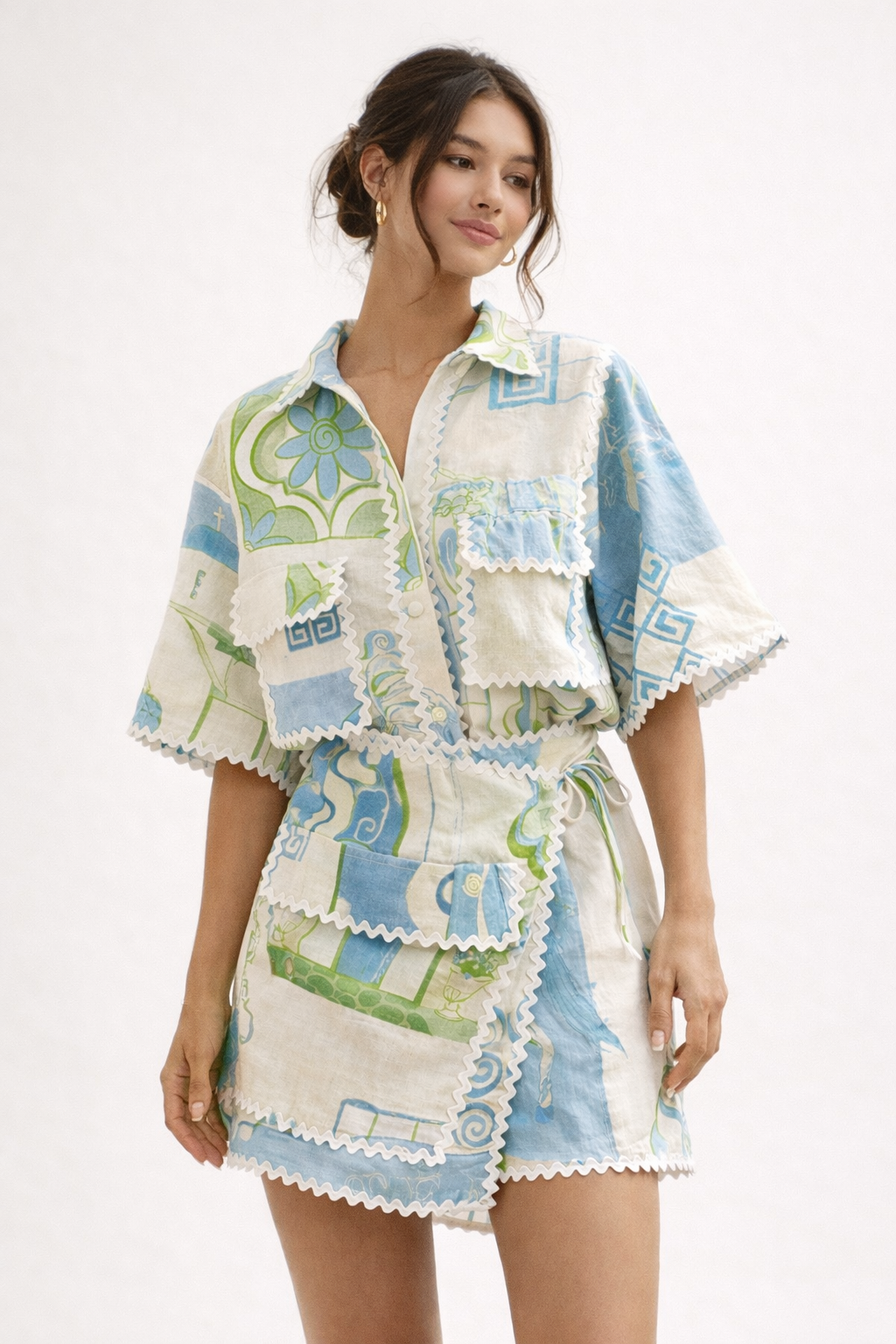 Ensemble d'été élégant pour femme avec haut à nœud et pantalon fluide, parfait pour une tenue chic et décontractée.