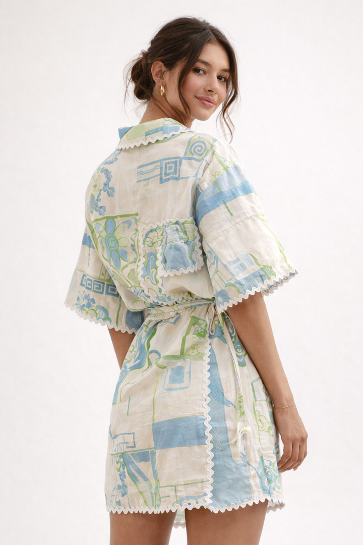 Tenue d'été chic et légère pour femme, ensemble blanc avec haut noué, idéal pour une mode décontractée et respirante.