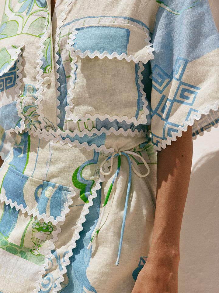 Haut noué et pantalon fluide blanc, ensemble d'été élégant pour femme, offrant confort et style moderne.
