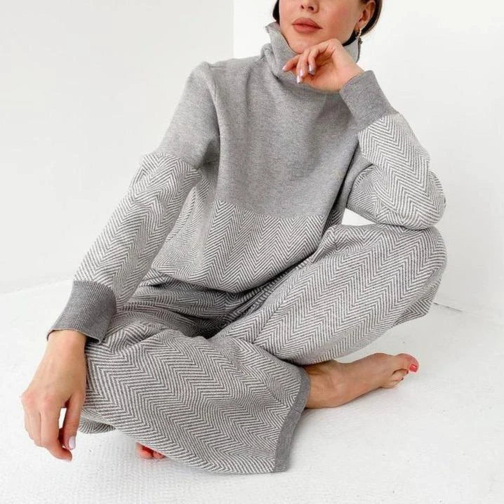 Ensemble de détente femme deux-pièces hivernal doux et chaud, idéal pour le cocooning à la maison.
