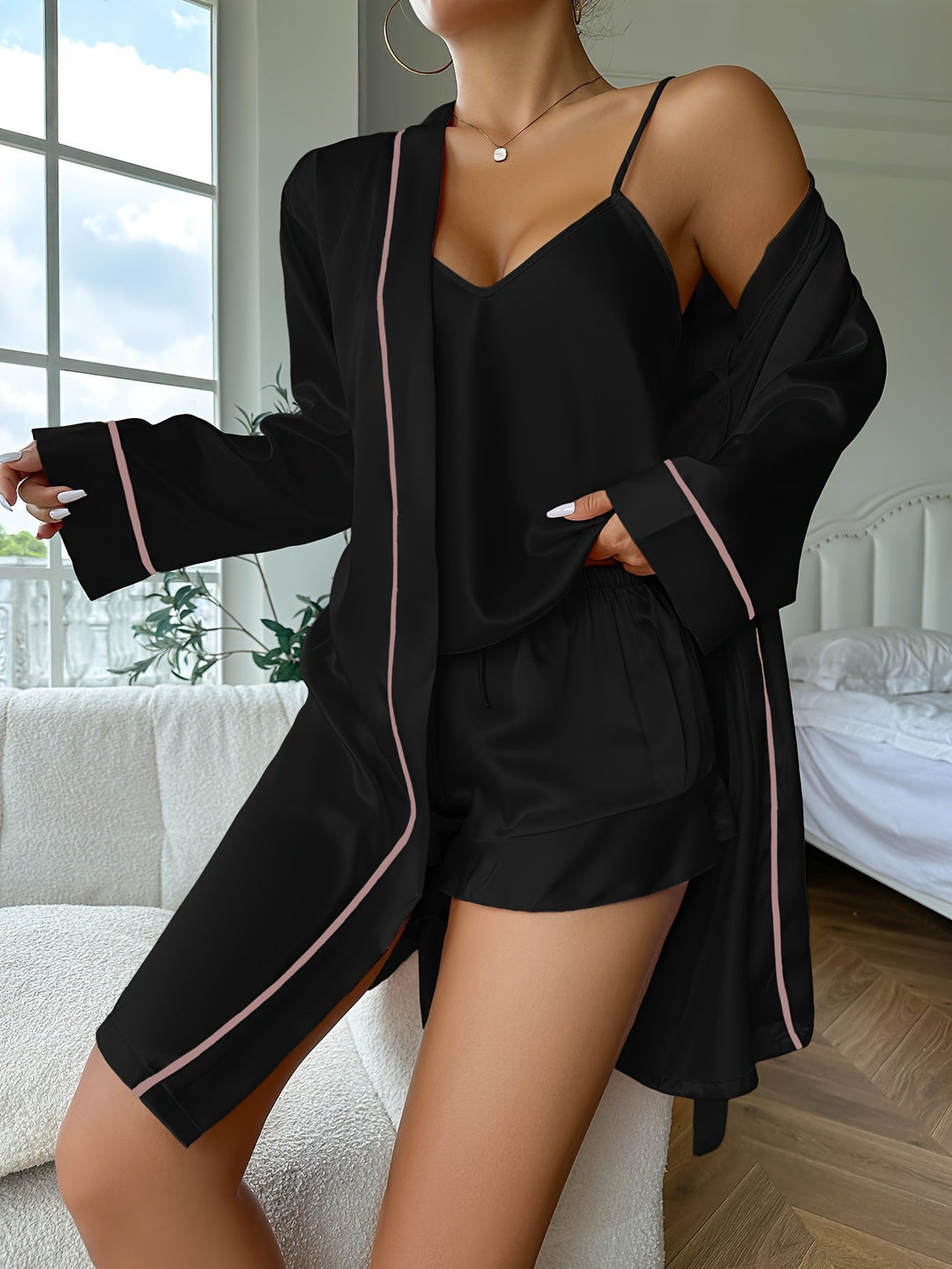 Ensemble de nuit femme chic avec peignoir, cami top et short confortable. Idéal pour la détente et le lounge.