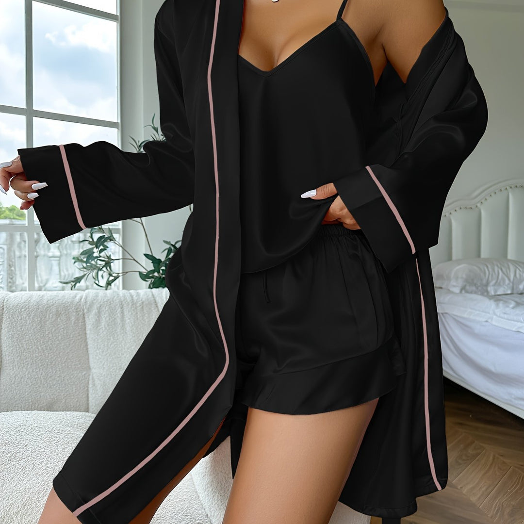Ensemble de nuit femme moderne: peignoir, cami top et short. Confortable et chic pour vos moments de détente.