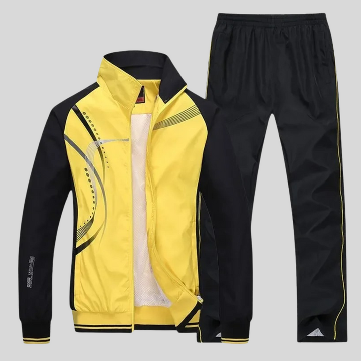 Homme portant un ensemble de sport moderne et confortable. Idéal pour le jogging, le fitness et les loisirs. Tenue athlétique.