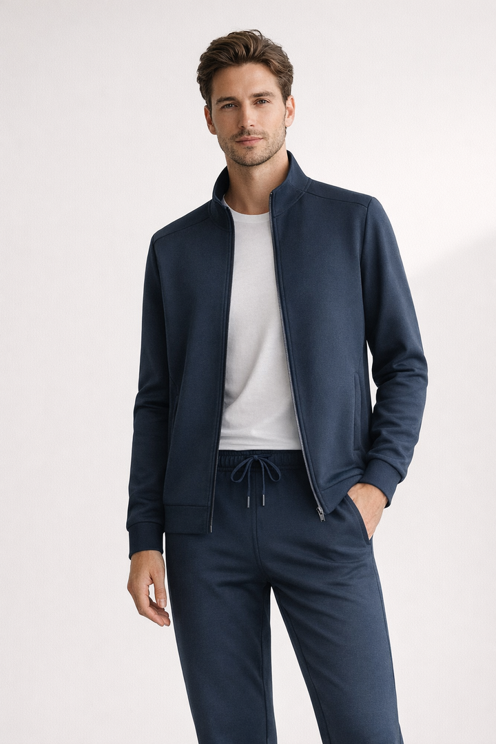 Ensemble de sport homme décontracté : veste zippée et pantalon droit pour jogging, entraînement ou détente.
