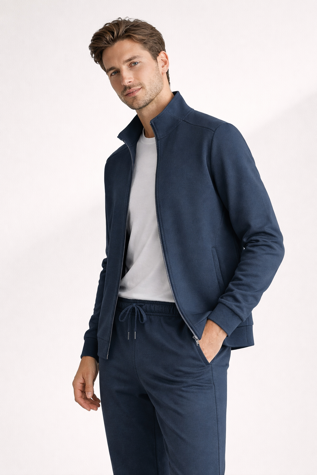 Veste de survêtement homme zippée pour le sport. Style moderne, décontracté et confort optimal.