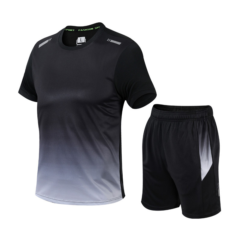 Ensemble sport casual homme avec t-shirt et short pour l'été. Parfait pour l'entraînement ou le quotidien décontracté.