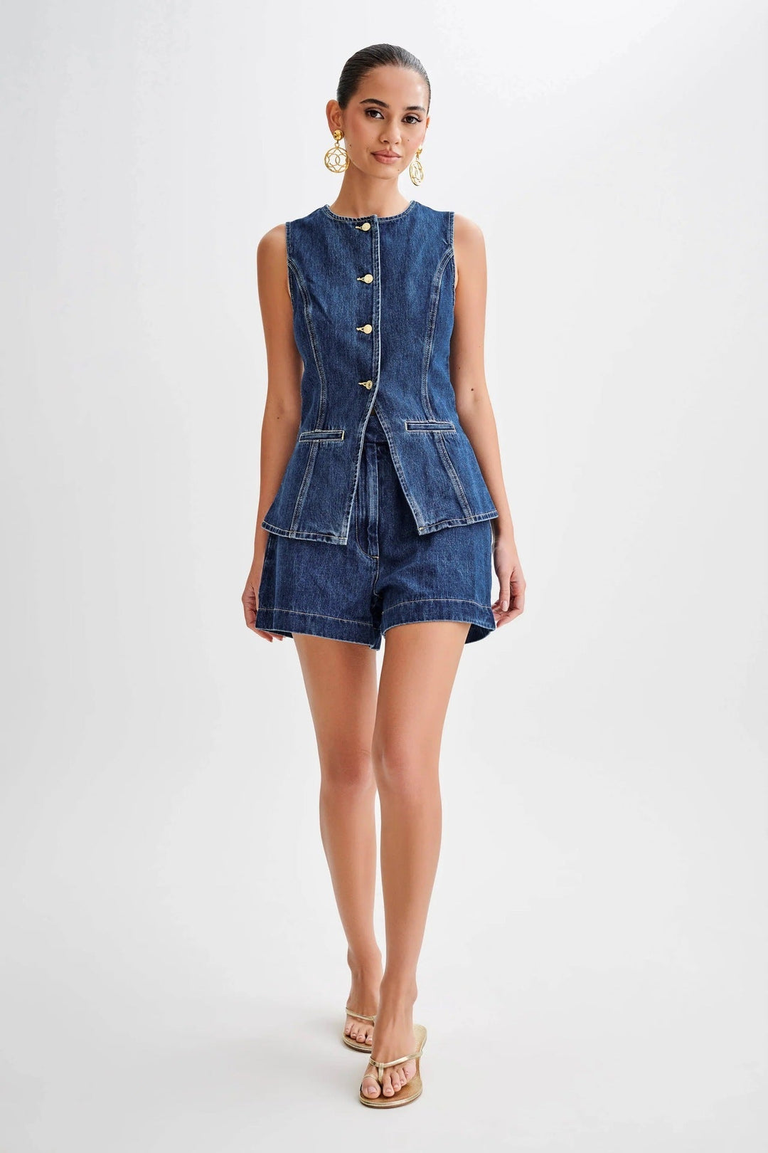 Ensemble denim femme, gilet et short, col V profond, denim bleu clair, look décontracté chic, idéal pour l'été.