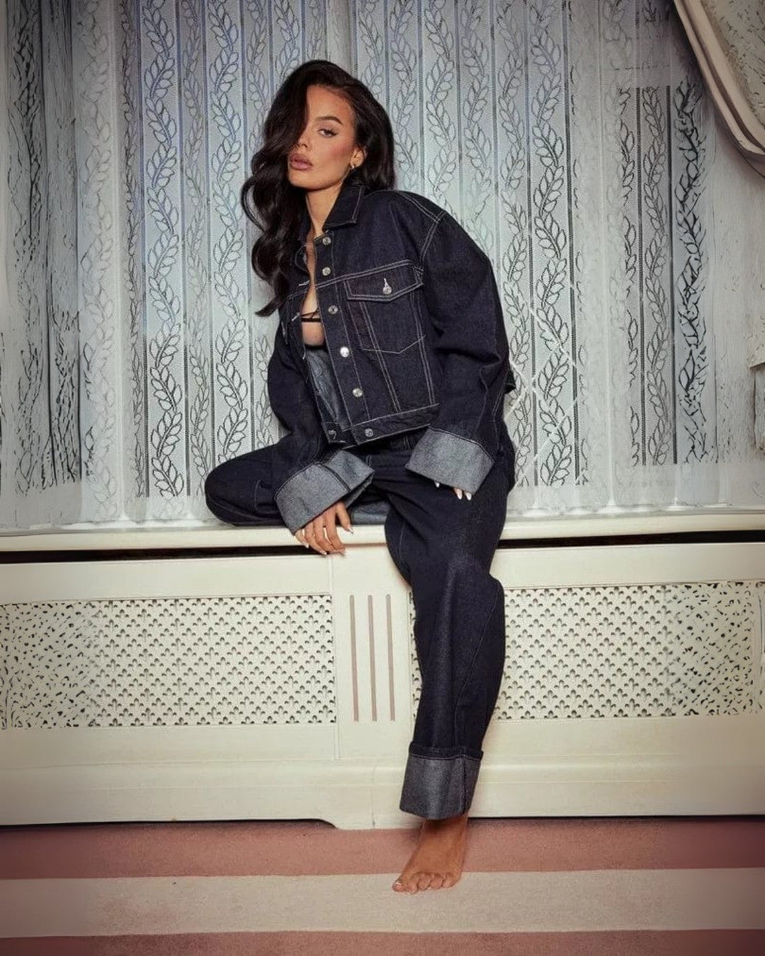 "Ensemble denim femme, veste et pantalon longs bleu foncé, style chic et moderne, silhouette flatteuse"