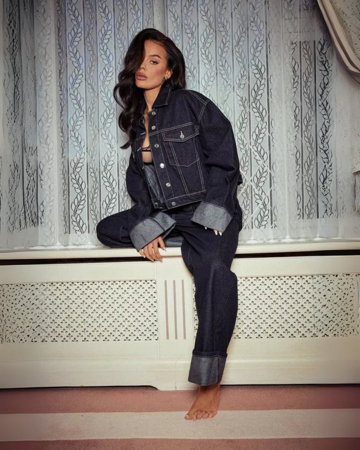 "Ensemble denim femme, veste et pantalon longs bleu foncé, style chic et moderne, silhouette flatteuse"