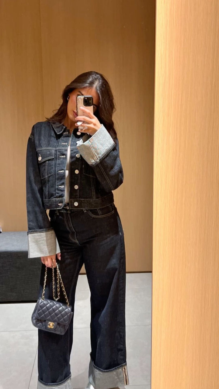 "Ensemble denim pour femmes avec blouse ample et jeans coupe parfaite, look chic et décontracté élégant."