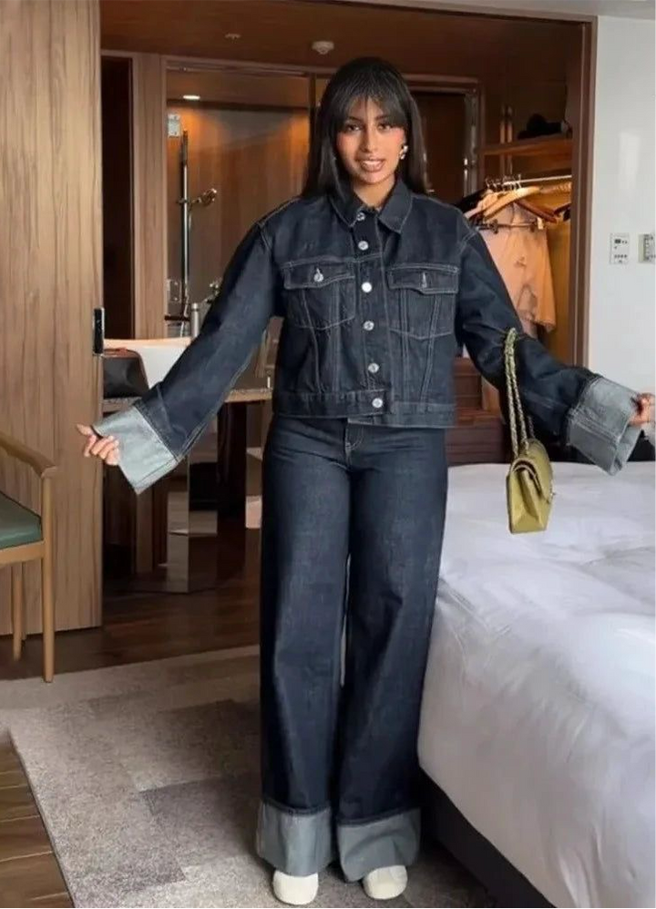 "Ensemble denim pour femmes avec blouse ample et jeans coupe parfaite, look chic et décontracté élégant."