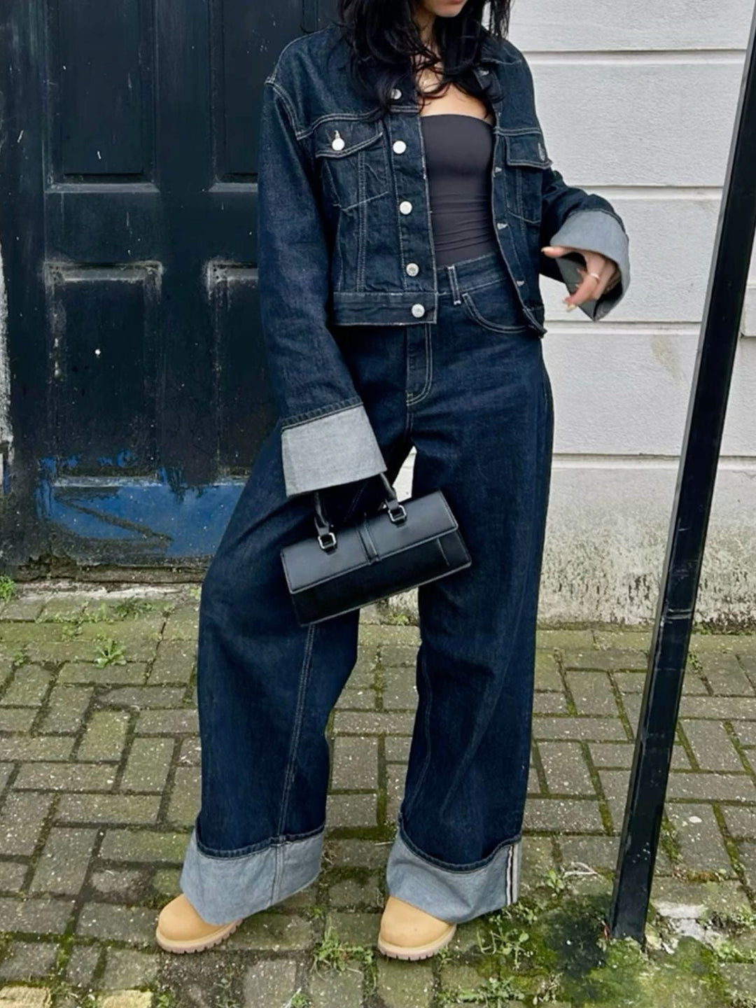 "Ensemble denim pour femmes avec blouse ample et jeans coupe parfaite, look chic et décontracté élégant."