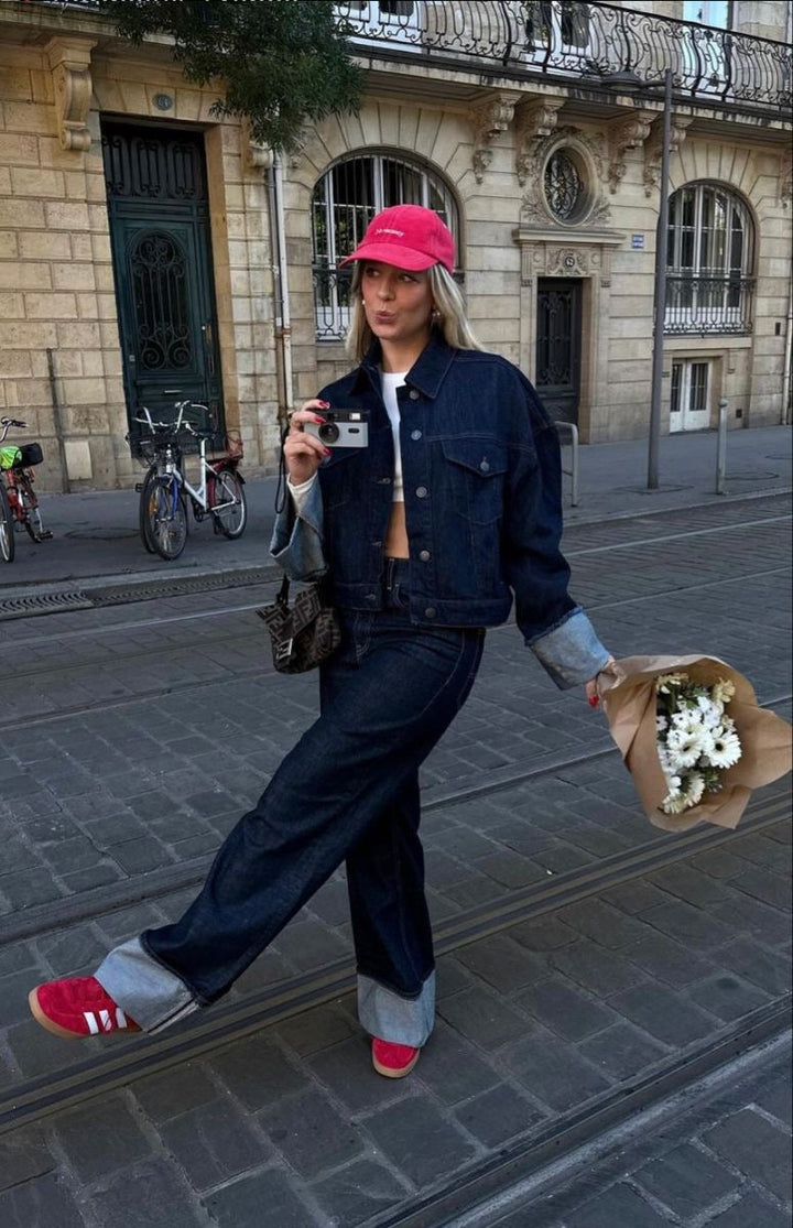 "Ensemble denim pour femmes avec blouse ample et jeans coupe parfaite, look chic et décontracté élégant."