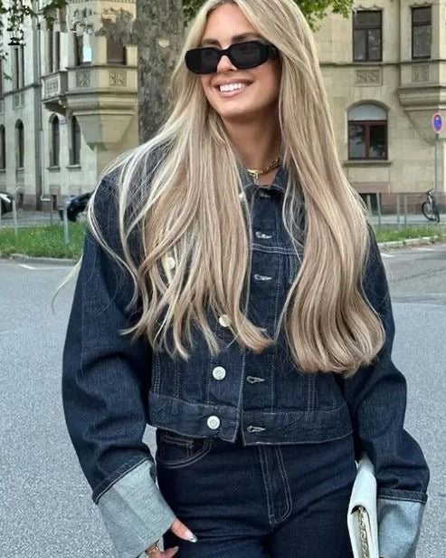 "Ensemble denim pour femmes avec blouse ample et jeans coupe parfaite, look chic et décontracté élégant."