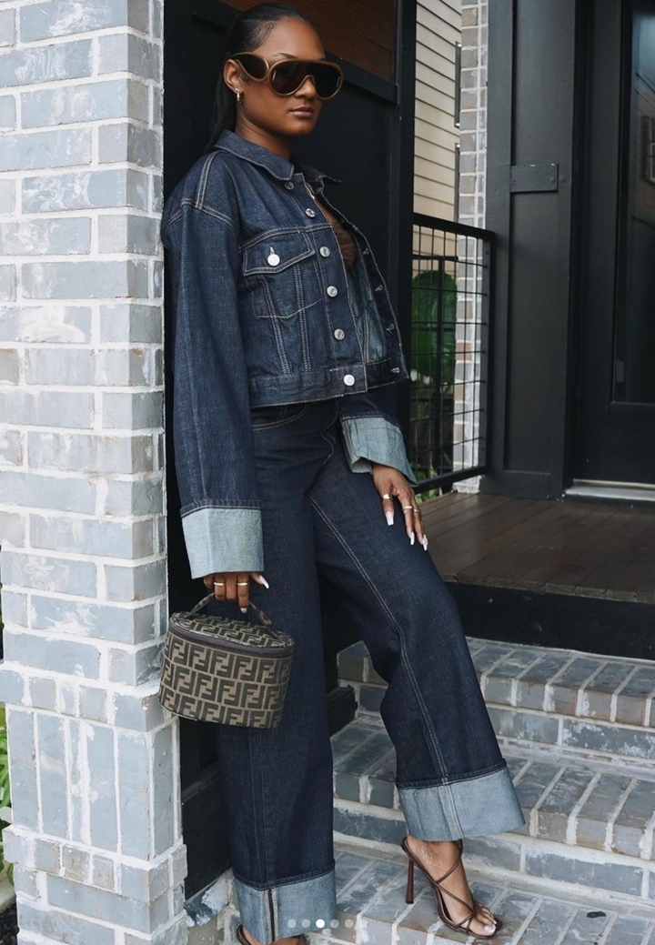 "Ensemble denim pour femmes avec blouse ample et jeans coupe parfaite, look chic et décontracté élégant."