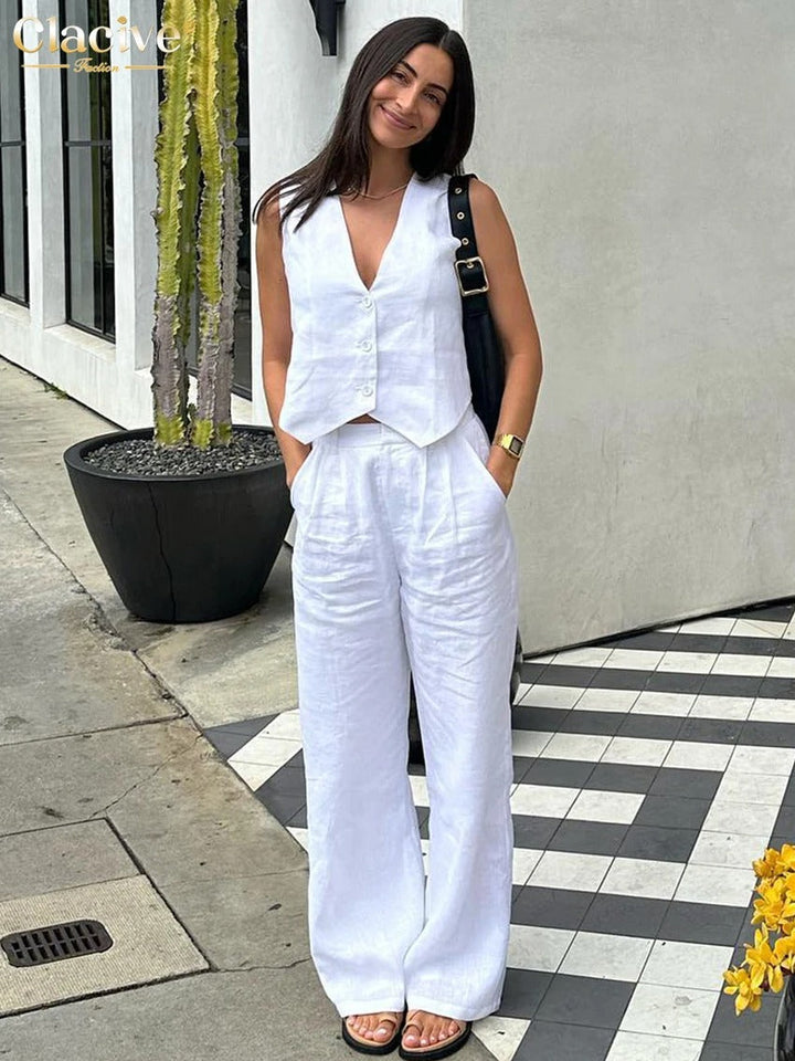 Ensemble deux pièces en lin pour femmes, chic et léger, parfait pour l'été. Tenue décontractée et confortable.