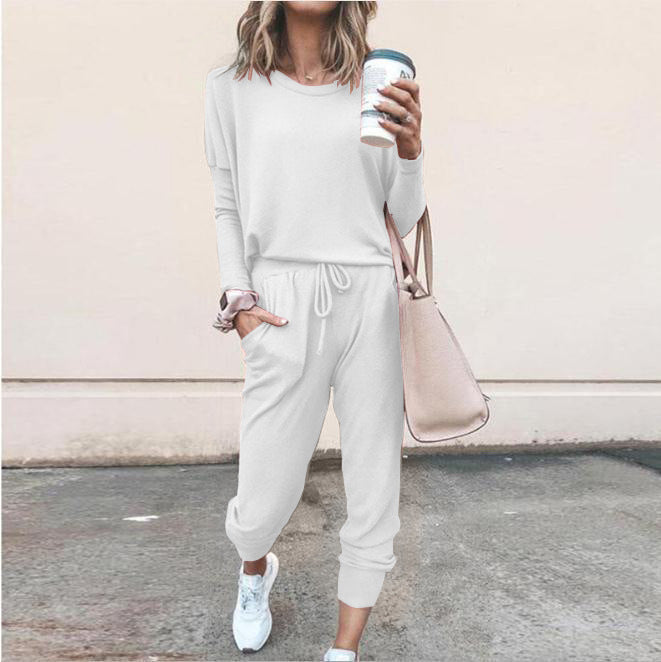 Haut pull à manches longues et pantalon confortable à cordon, formant un ensemble deux pièces femme moderne et casual.