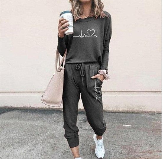 Zoom sur l'ensemble femme décontracté: la texture du pull et le détail du cordon du pantalon, mode femme.