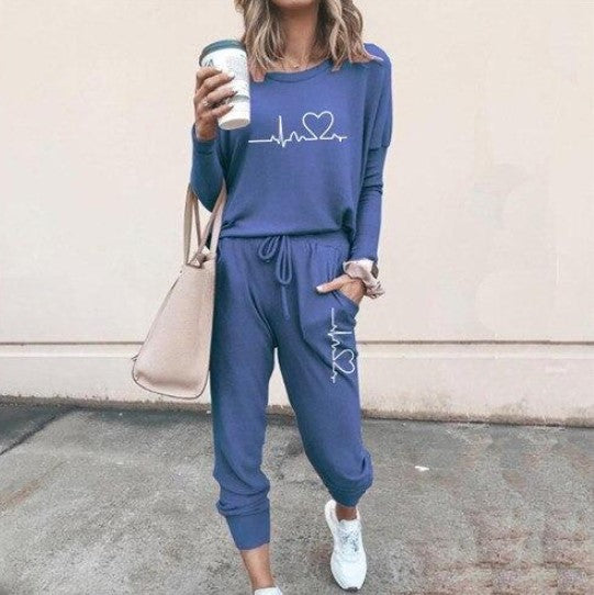 Modèle portant un ensemble deux pièces femme confortable, pull et pantalon, pour un look casual chic et tendance.