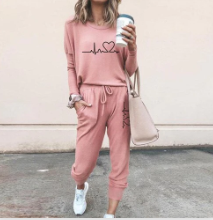 Ensemble mode femme: pull à coupe ample et pantalon à cordon pour une liberté de mouvement optimale et un confort stylé.