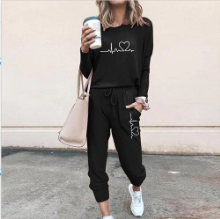 Vêtements femme: ensemble décontracté, pull confortable à col montant et pantalon à cordon ajustable, chic.