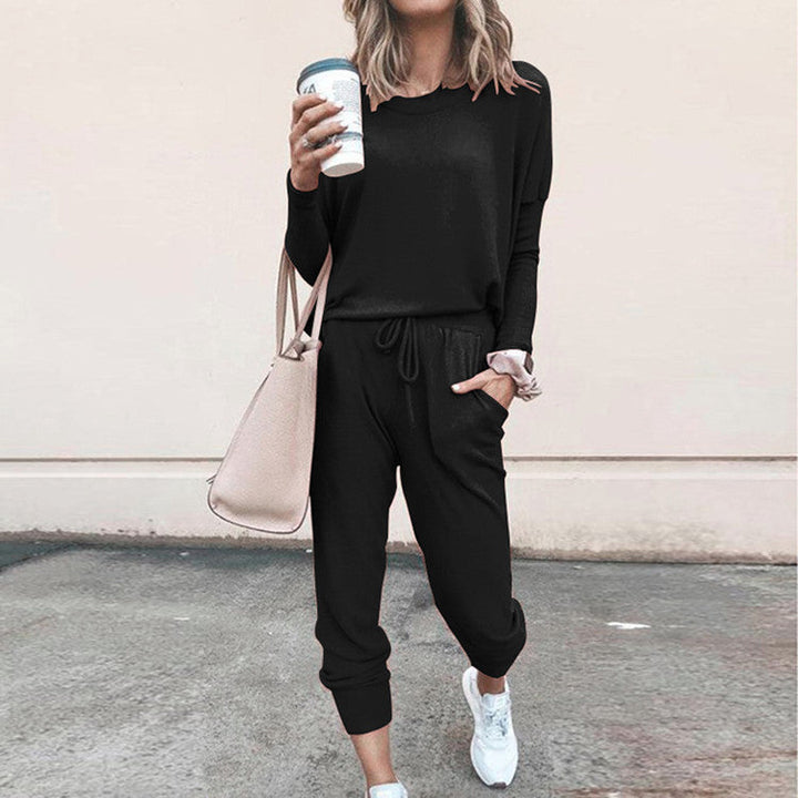 Tenue femme confortable chic décontracté, comprenant un pull doux et un pantalon fluide, idéale pour le quotidien.