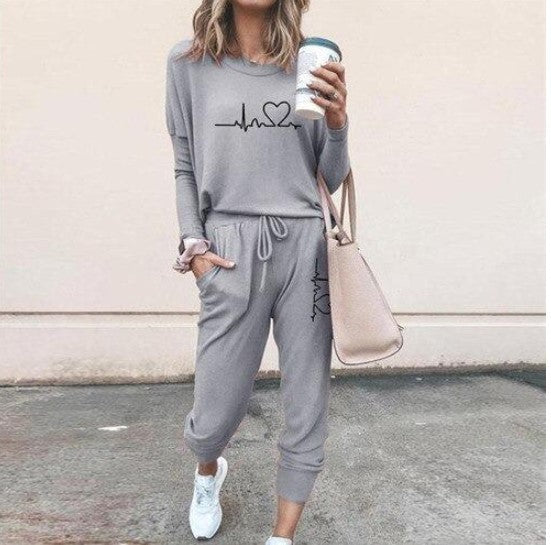 Photo d'un ensemble deux pièces femme décontracté, pull à col rond et pantalon droit, idéal pour un look relax.