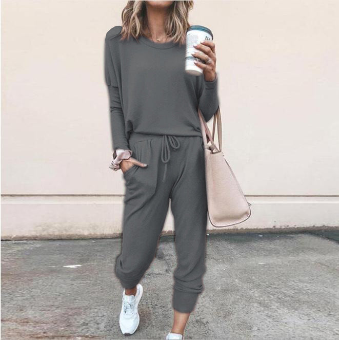 Détail de l'ensemble femme confortable: pull doux à manches longues et pantalon avec cordon à la taille.