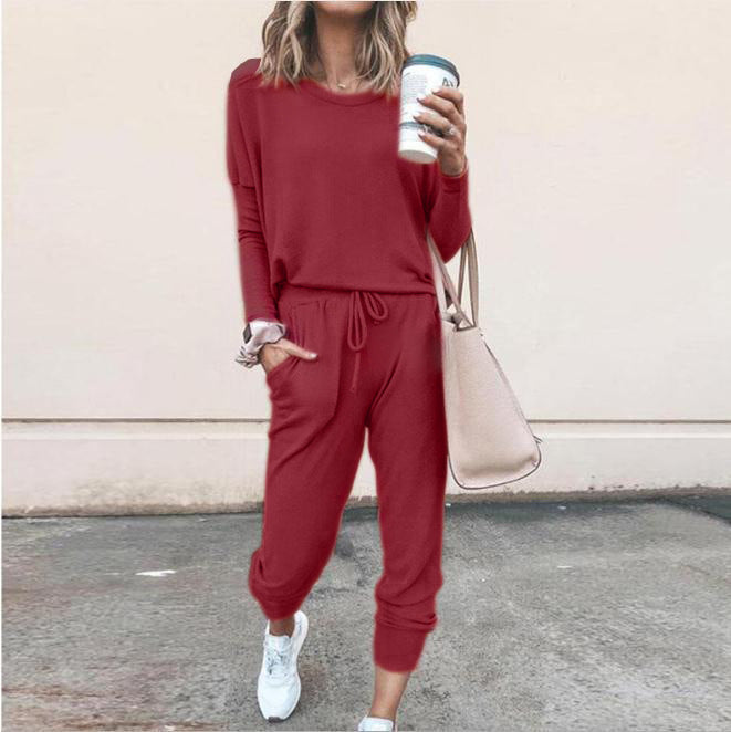 Idée de tenue femme casual: ensemble deux pièces avec pull confortable et pantalon à cordon, pour un style décontracté.