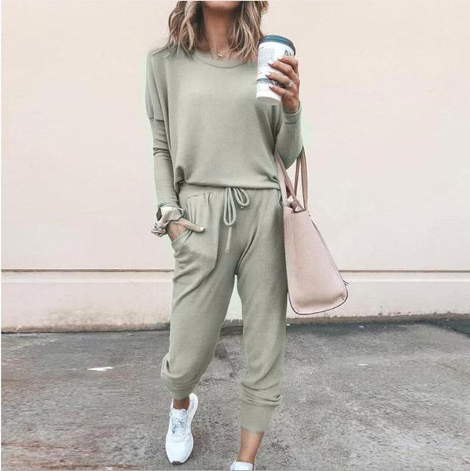 Ensemble femme polyvalent, pull douillet et pantalon décontracté, parfait pour se détendre ou sortir avec style.