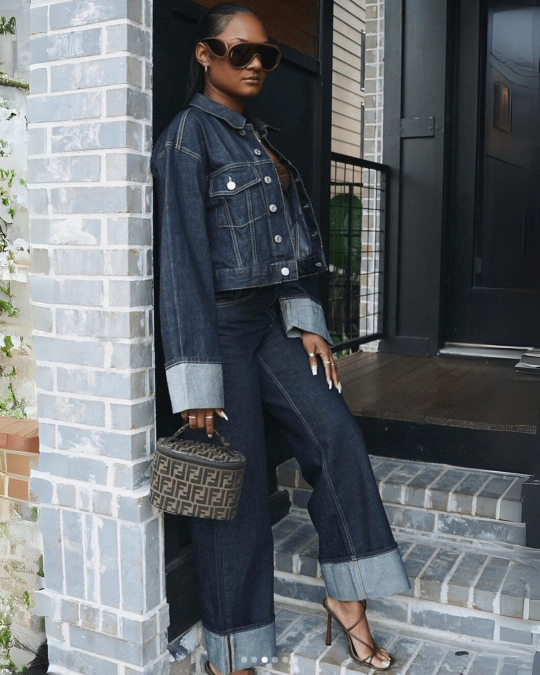 Veste et pantalon long en denim bleu foncé. Ensemble femme mode, idéal pour un look chic de jour ou de soirée.