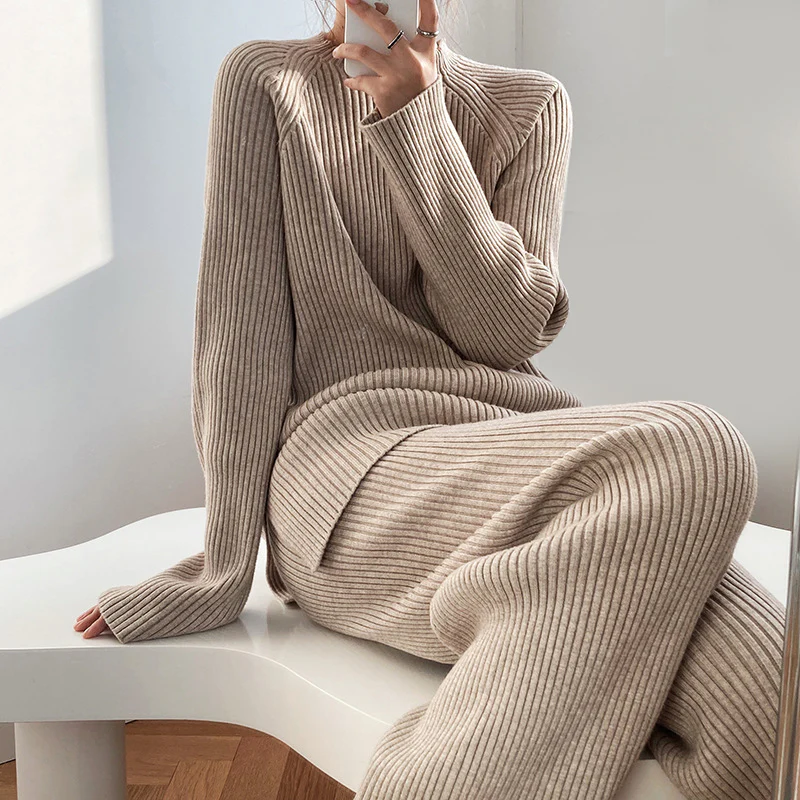 Tenue femme confortable: pull doux et pantalon large décontracté, parfait pour un style élégant et relax.