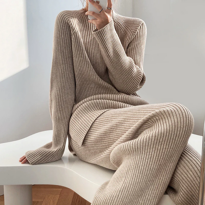 Tenue femme confortable: pull doux et pantalon large décontracté, parfait pour un style élégant et relax.