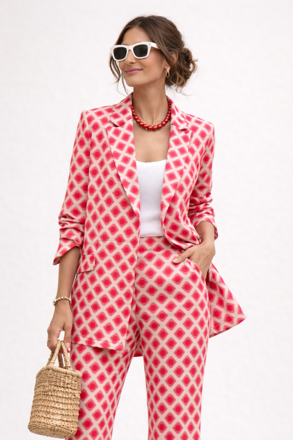 Ensemble deux pièces femme rouge à imprimé moderne et élégant. Tenue polyvalente style contemporain.
