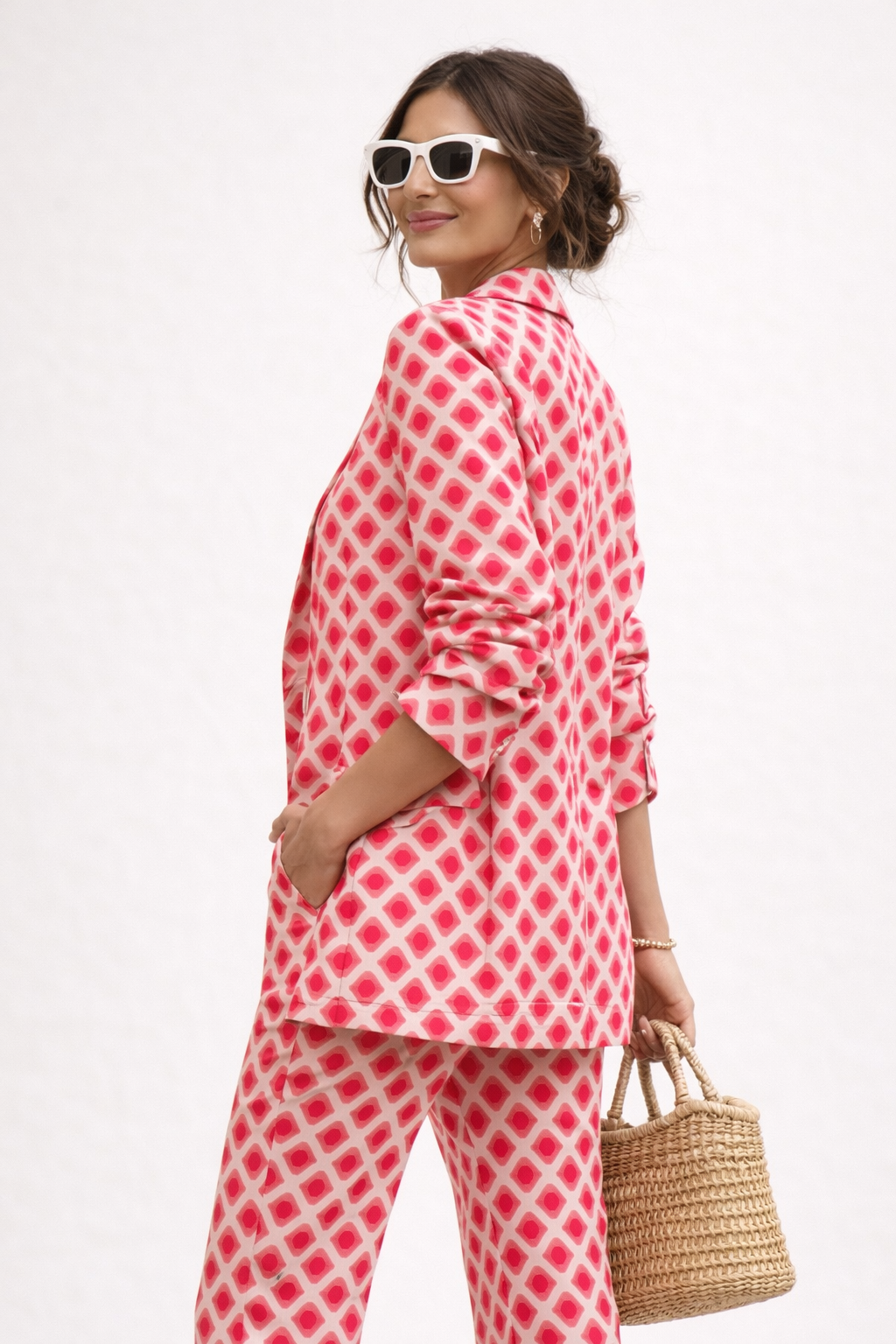 Tenue élégante femme deux pièces rouge avec motif imprimé moderne. Mode féminine contemporaine et chic.