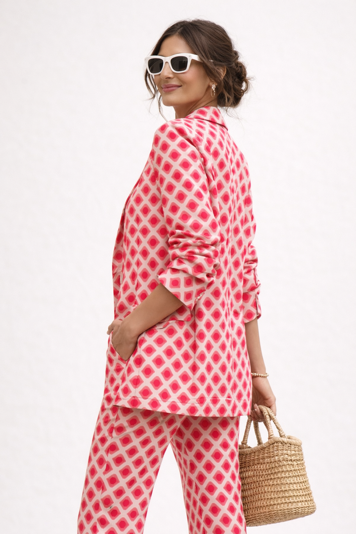 Tenue élégante femme deux pièces rouge avec motif imprimé moderne. Mode féminine contemporaine et chic.