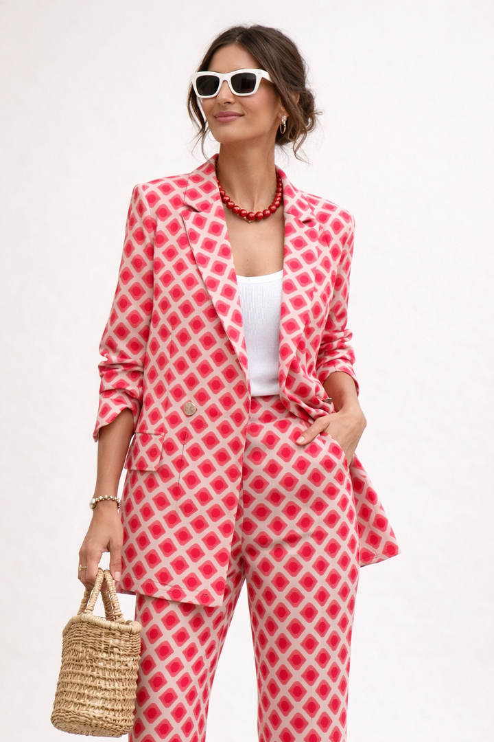 Ensemble femme deux pièces rouge. Imprimé moderne pour un look élégant et style contemporain.
