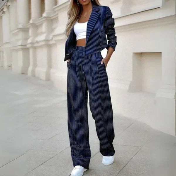Ensemble deux pièces élégant pour femme, coupe moderne, disponible en bleu marine. Parfait pour un style chic et confortable.