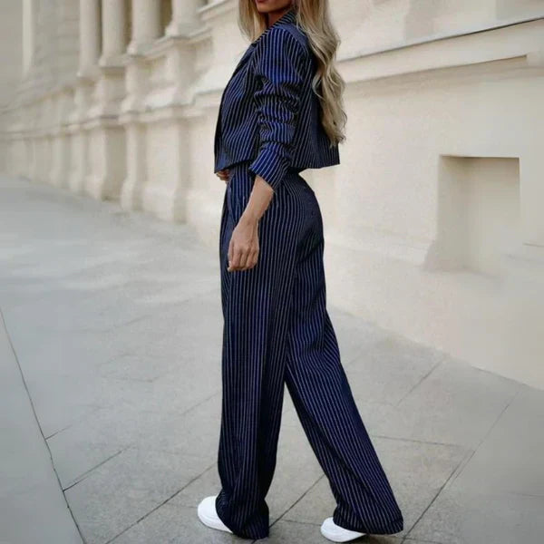 Tenue coordonnée polyvalente femme, style moderne, idéale pour diverses occasions. Élégance et confort assurés.