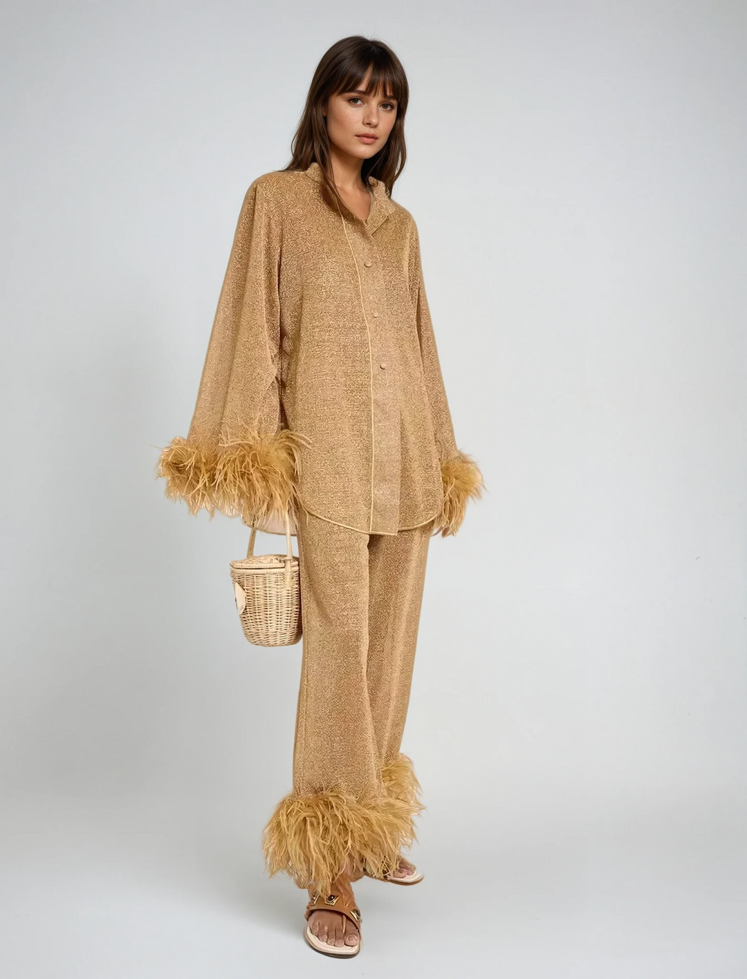 Ensemble deux pièces élégant pour femmes, col à plumes et pantalon ample, parfait pour une tenue de soirée chic.