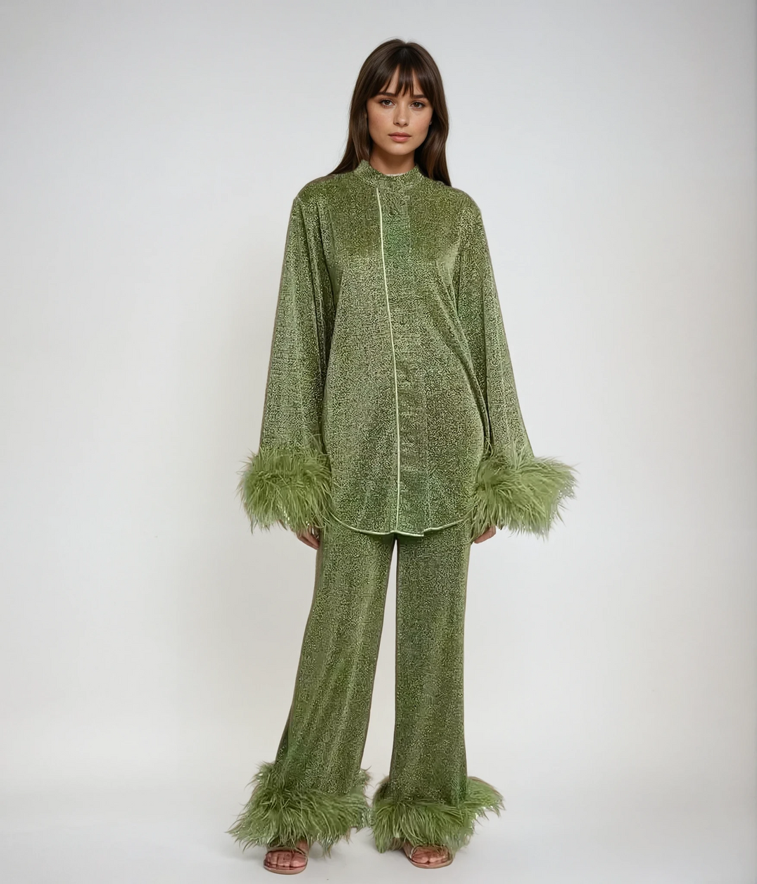 Ensemble femmes deux pièces vert, avec col à plumes distinctif et coupe ample, très élégant et moderne.