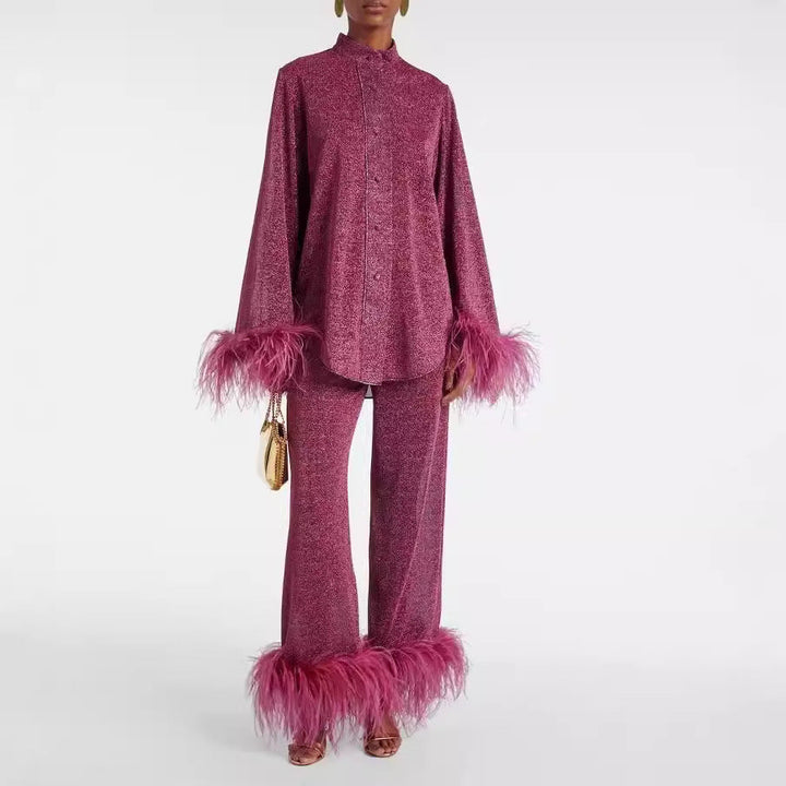 Deux pièces femmes élégant, haut à col plumes et pantalon ample chic, pour un look confortable et tendance.
