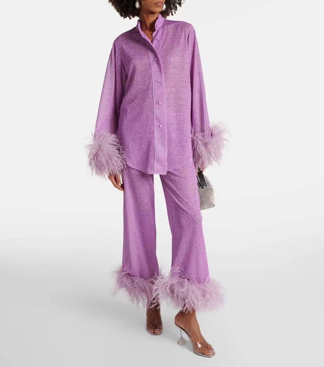 Ensemble femme deux pièces bleu, col à plumes et pantalon ample. Confortable et élégant pour toute occasion chic.