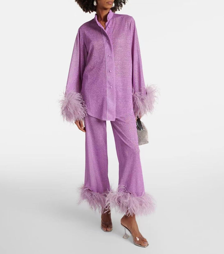 Ensemble femme deux pièces bleu, col à plumes et pantalon ample. Confortable et élégant pour toute occasion chic.
