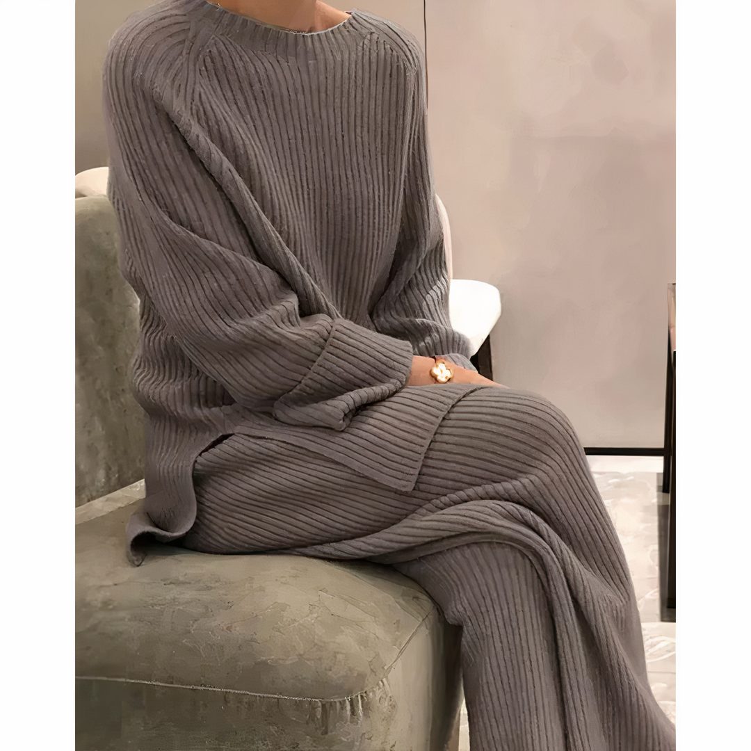 Ensemble deux pièces tricoté femme décontracté. Pull et pantalon doux pour un confort quotidien et un style élégant.