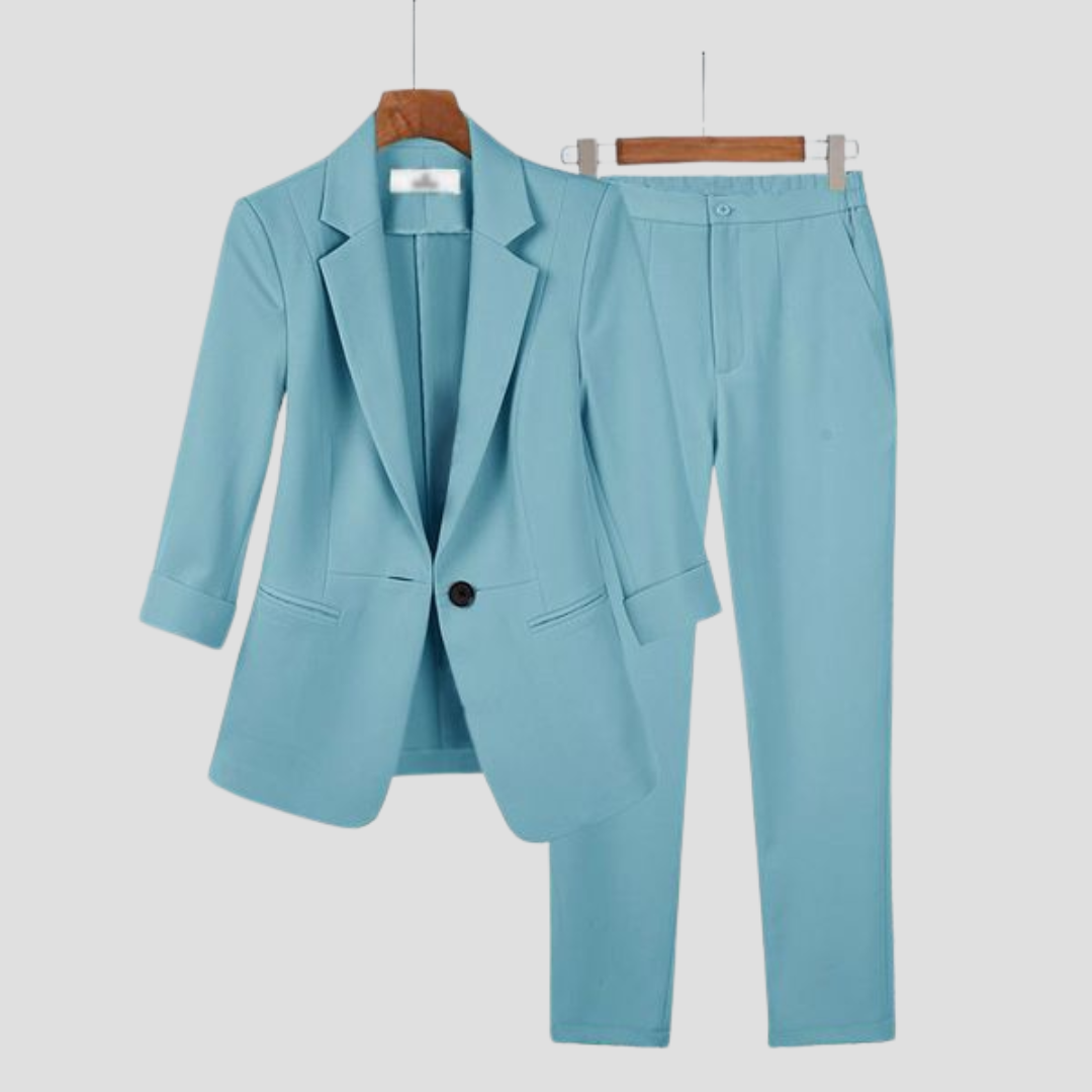 "Ensemble deux pièces chic pour femmes, blazer cintré ivoire et pantalon à jambe droite, élégant et confortable."